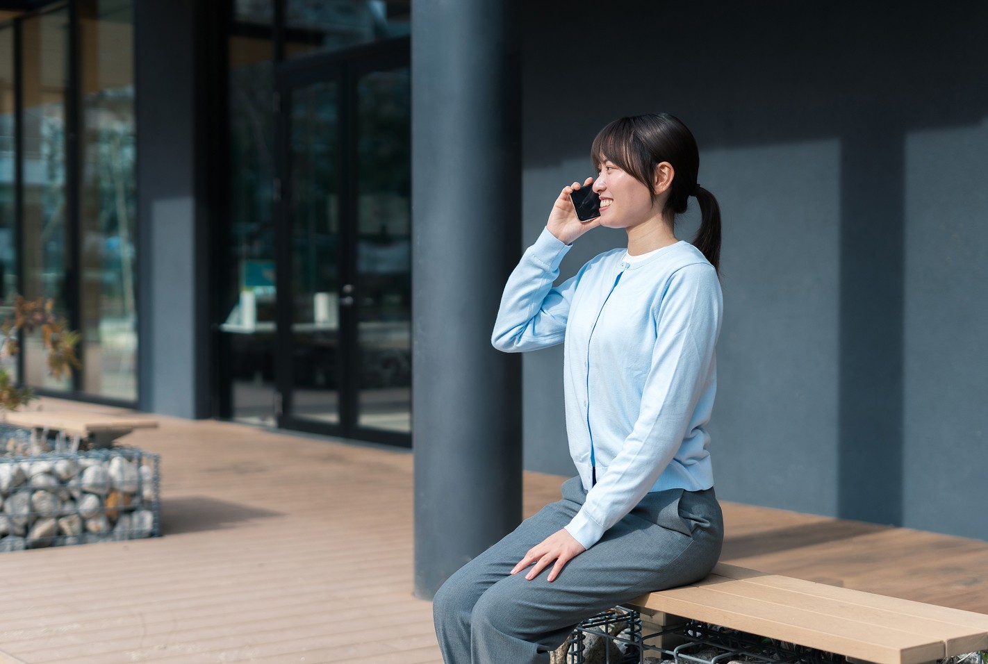 歴史ある安定感と、新しい挑戦が共存する場所。会社と共に成長する中途入社1年目社員へインタビューの写真